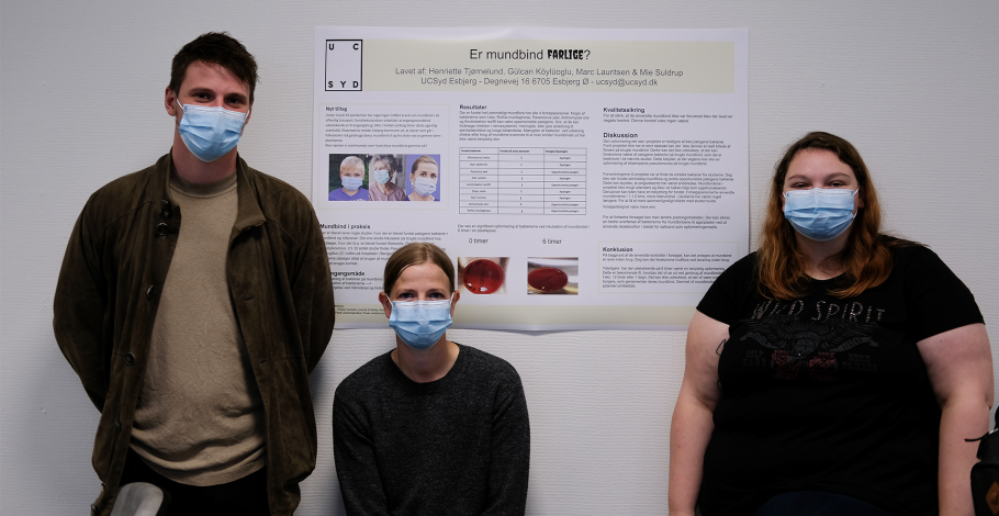 Gruppen, der har testet mundbind. Marc Lauritsen, Henriette Tjørnelund og Mie Suldrup. Bioanalytiker- og laborantstuderende med plakat af deres projekt